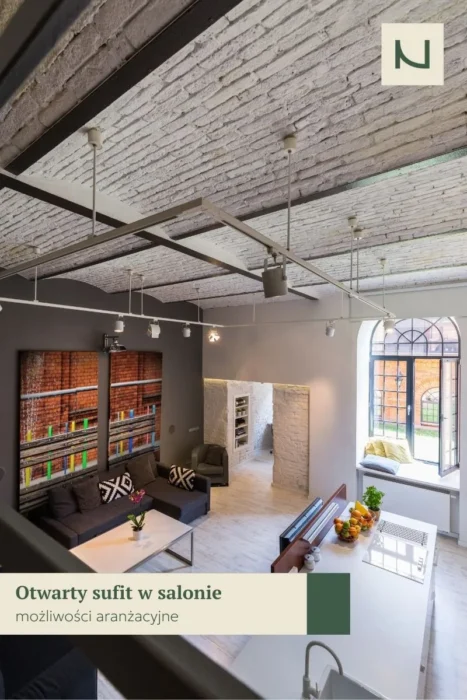 otwarty sufit w salonie