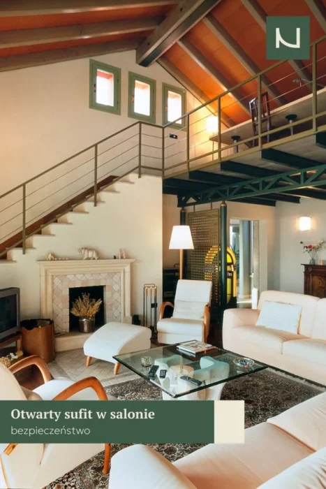otwarty sufit nad salonem