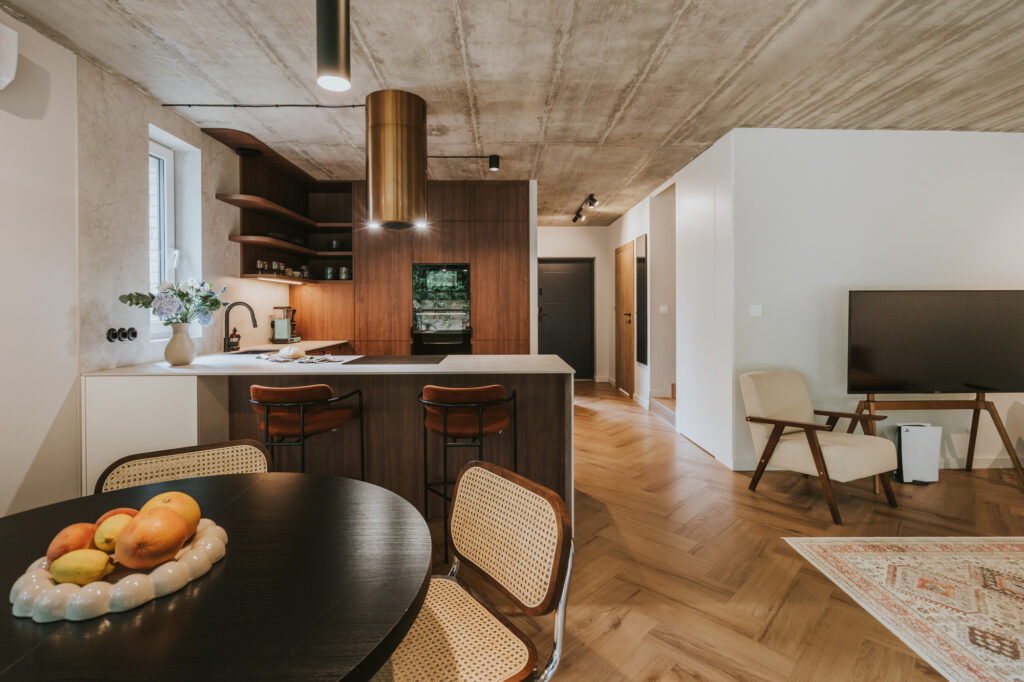 minimalistyczny salon z kuchnią